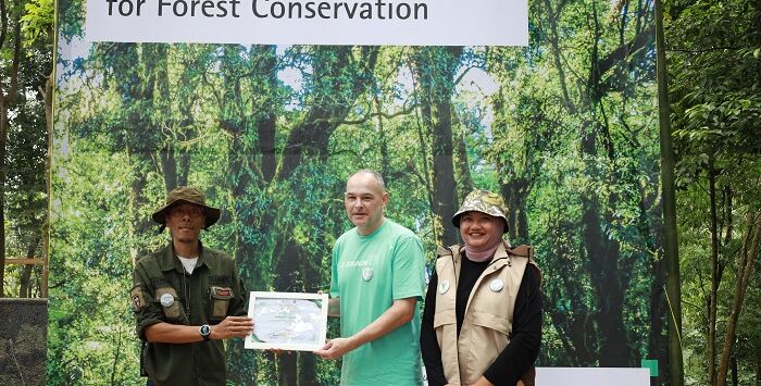 Rainer Ruppel, President Director B. Braun Indonesia, menerima sertifikat penanaman 500 pohon dari Sanggabuana Conservation Foundation (SCF) dalam kegiatan penanaman pohon di Pegunungan Sanggabuana, Karawang, Jawa Barat, 9 Agustus 2025, menyambut Hari Konservasi Alam Nasional. Foto : Dokumentasi B. Braun Indonesia


