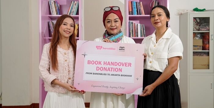 


Tia Maulidiya PR Manager BNB handover donations books to Yuli Andyono Managing director Bookhive n Bunga Fitra,S.Ip Ketua IWK Fakultas Ilmu Budaya Universitas 

Indonesia. Foto : Dokumentasi BNB


