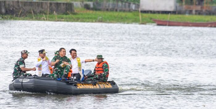 Kegiatan program Tanggung Jawab Sosial dan Lingkungan (TJSL) Mandiri Sahabat Desa Pembersihan Situ dan Waduk ini dihadiri oleh Kepala Staf TNI Angkatan Darat (KSAD) Jenderal TNI Maruli Simanjuntak, Wakil Gubernur Jawa Barat Erwan Setiawan, Pejabat Eksekutif Bank Mandiri Henry Panjaitan, SEVP Corporate Relations Bank Mandiri M. Wisnu Trihanggodo, dan SEVP Hubungan Kelembagaan Bank Mandiri Dadang Ramadhan Putranto. Foto : Dokumentasi Bank Mandiri for Pojok Bandung

