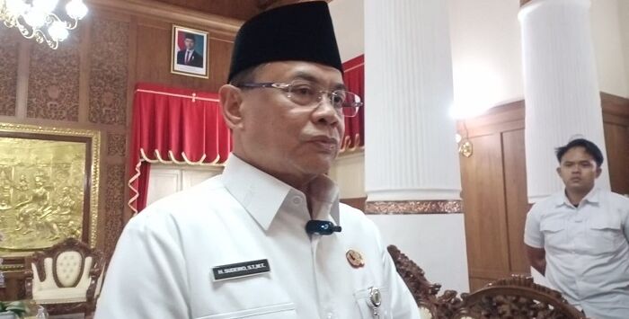 



Bupati Pati Sudewo memberikan tanggapan di hadapan wartawan di dalam pendopo, Rabu (13/8/2025). FOTO : ACHMAD ULIL ALBAB/RADAR KUDUS 

