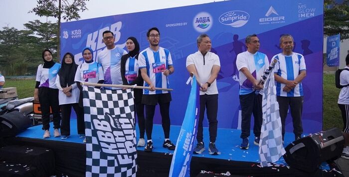 
Kemeriahan peringatan Hari Jadi ke–18 Kabupaten Bandung Barat (KBB) diwarnai dengan beragam kegiatan, mulai dari seni budaya, pertunjukan hiburan, kuliner, olahraga (KBB Fun Run), hingga kegiatan sosial, yang diharapkan dapat memperkuat loyalitas serta kedekatan antara Pemerintah Daerah dan masyarakat. Foto : Dokumentasi bank bjb

