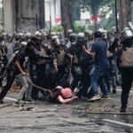 Buruh Ajukan 6 Tuntutan, DPR Tak Ada yang Temui, Polisi Kembali Gunakan Gas Air Mata untuk Halau Demonstran