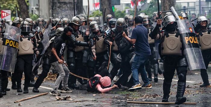 Petugas kepolisian menangkap masa aksi di kawasan Senayan, Jakarta, Kamis (28/8/2025) FOTO: SALMAN TOYIBI/JAWA POS