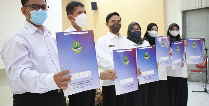 Ilustrasi. Para guru saat menerima perjanjian kontrak kerja dan Surat Keputusan Pegawai Pemerintah dengan Perjanjian Kerja (PPPK) Guru di SMKN 2 Bandung, Kota Bandung, Selasa (17/5). Foto ; TAOFIK ACHMAD HIDAYAT/POJOK BANDUNG 