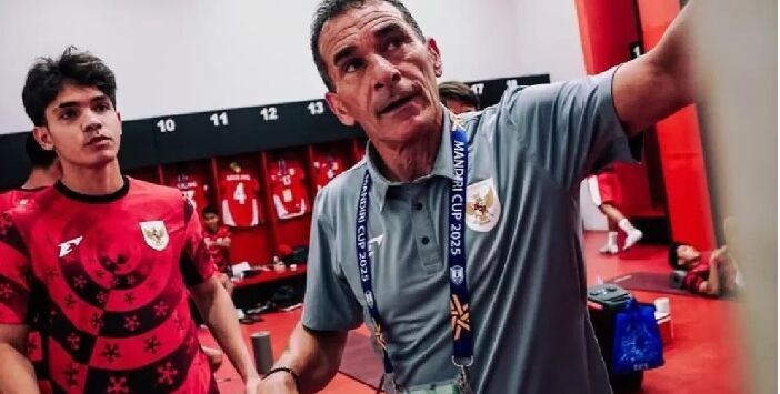 Pelatih Timnas Indonesia U-23 Gerald Vanenburg memberikan arahan kepada skuad Garuda Muda. Foto : Media PSSI