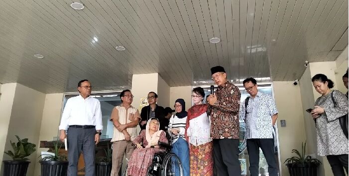 Tokoh bangsa dari GNB yang salah satunya adalah Sinta Nuriyah Wahid usai menjenguk sejumlah tahanan di Polda Metro Jaya, Selasa (23/9/2025). Mereka berharap para tahanan tersebut dibebaskan. Foto : Istimewa Jawa pos.com
