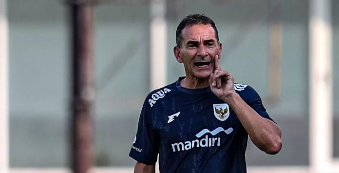 




Pelatih Timnas U-23 Indonesia Gerald Vanenburg memimpin latihan di Stadion Madya, Jakarta, Senin (23/6/2025). Foto : Salman Toyibi/Jawa Pos




