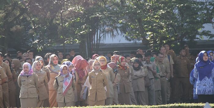 
Ilustrasi. Para PNS di lingkungan Pemprov Jabar saat upacara. Badan Kepegawaian Negara (BKN) menambah periode kenaikan pangkat PNS. Foto : Taofik Achmad Hidayat/Pojok Bandung


