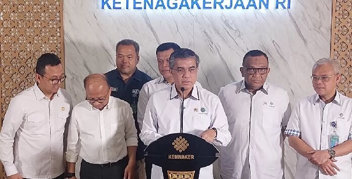 Menteri Ketenagakerjaan (Menaker) Yassierli saat konferensi pers di Gedung Kemnaker, Jakarta, Senin (13/10/2025). Foto : Ryandi Zahdomo/JawaPos.com