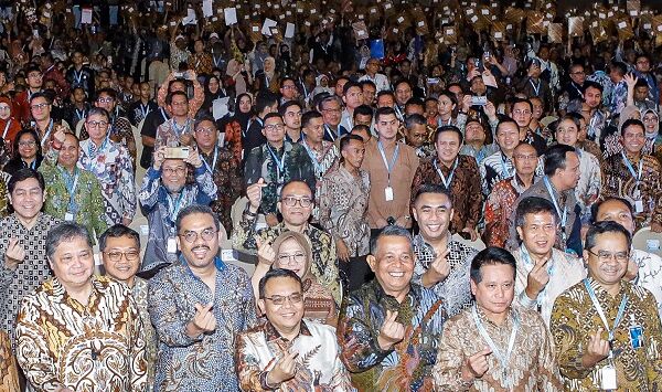 (Dari kiri) Menteri Koordinator Bidang Perekonomian, Airlangga Hartarto, didampingi Menteri UMKM Maman Abdurrahman beserta jajaran berfoto bersama dengan debitur dalam akad massal kredit usaha rakyat di Dyandra Convention Center, Surabaya, kemarin (21/10). Sebanyak 800.000 debitur mengikuti acara tersebut. 
FOTO : RIANA SETIAWAN/ JAWA POS