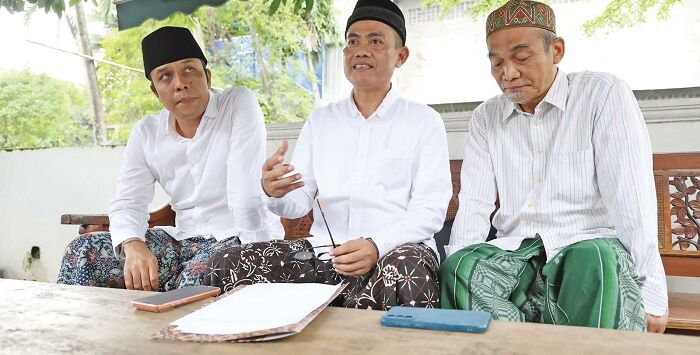 Gus Muid (tengah) didampingi Gus Kautsar (kiri) dan Gus Atho’illah Anwar saat menyampaikan hasil pertemuan forum sesepuh NU di Pondok Pesantren Al Falah Ploso, Mojo, Minggu (30/11/2025). Foto : WAHYU ADJI/Radar Kediri Grup Jawa Pos

