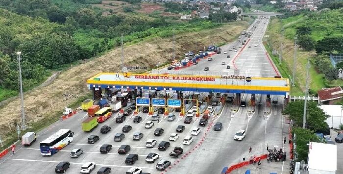 Para pengendara antre di pintu Tol Kalikangkung. Kemenhub meminta operator angkutan mematuhi standar keselamatan untuk menekan angka fatalitas atau kematian akibat kecelakaan selama libur Natal dan Tahun Baru (Nataru). Foto : Istimewa

