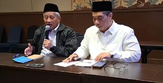 Rais Syuriyah PBNU, Prof. Mohammad Nuh, bersama PJ Ketua Umum PBNU KH Zulfa Mustofa menggelar konferensi pers di Hotel Sultan, Jakarta Pusat, Rabu (10/12/2025). Foto : Dokumentasi Jawapos.com