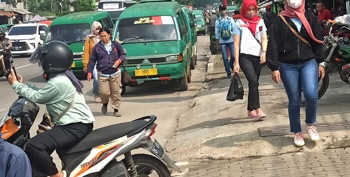 Sejumlah pekerja pabrik di kawasan Rancaekek, Kabupaten Bandung saat pulang kerja, beberapa waktu lalu. Pemerintah Kota (Pemkot) Bandung mengusulkan kenaikan Upah Minimum Kota (UMK) Tahun 2026 sebesar 5,68 persen atau naik Rp250 ribu. FOTO : TAOFIK ACHMAD HIDAYAT/ POJOK BANDUNG





