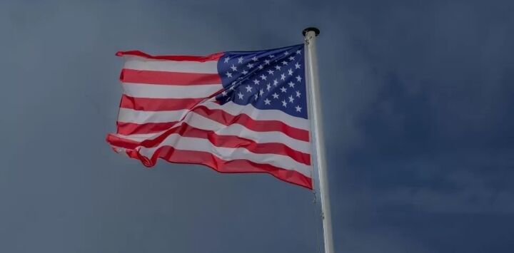 Ilustrasi bendera Amerika Serikat. Foto : Dok. Pexels. Sementara foto atas, ilustrasi. Bendera Iran berkibar di depan markas besar organisasi Badan Energi Atom Internasional (IAEA) di Wina, Austria. Foto : REUTERS/Leonhard Foege. 



