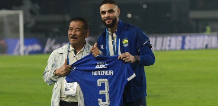 Pemain baru Persib Bandung Layvin Kurzawa bersama manajer Persib Bandung Umuh Muchtar saat perkenalan di stadion Gelora Bandung Lautan Api, Kota Bandung, Minggu (25/1/2026) Foto : taofik Achmad Hidayat/Pojok Bandung