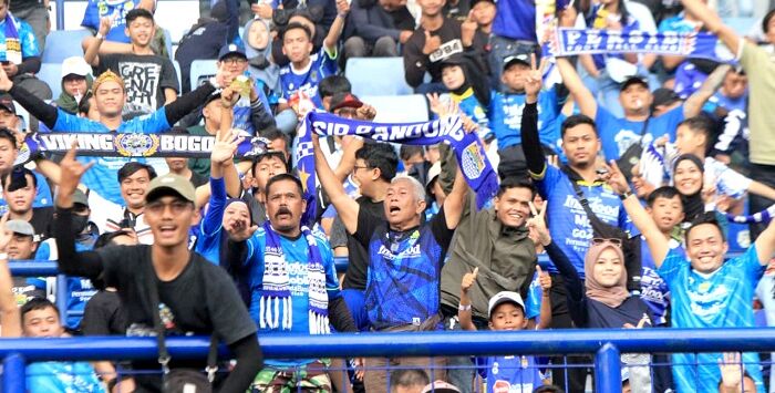 Ribuan Bobotoh Persib memberikan dukungan untuk tim Maung Bandung di Stadion Gelora Bandung Lautan Api, Kota Bandung. Foto : TAOFIK ACHMAD HIDAYATA/POJOKBANDUNG.COM 


