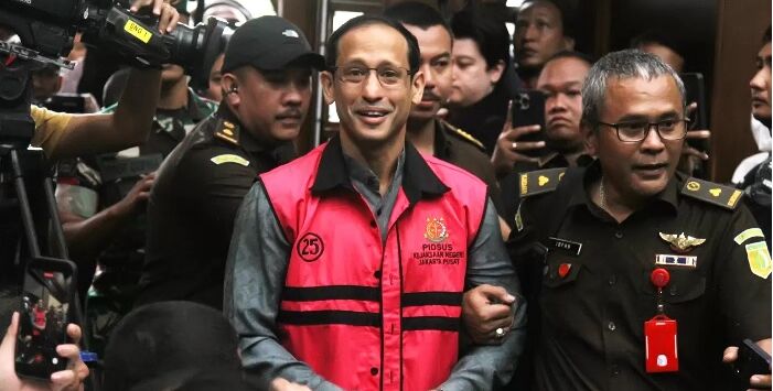 Tersangka kasus dugaan korupsi dalam digitalisasi pendidikan pengadaan laptop Chromebook di Kemendikbudristek tahun 2019-2022 Nadiem Anwar Makarim memberikan salam ke arah wartawan sebelum sidang pembacaan dakwaan di Pengadilan Tipikor, Jakarta, Senin (5/1/2026). Foto : Dery Ridwansah/ JawaPos.com