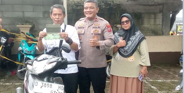 Kapolsek Ibun Iptu Deny Fourtjanjanto, di Mapolsek Ibun saat menyerahkan sepeda motor terhadap pemiliknya yang diduga sempat menjadi bahan tindakan pencurian, Selasa (27/1/2026). FOTO : DEDEN KUSDINAR/POJOK BANDUNG


