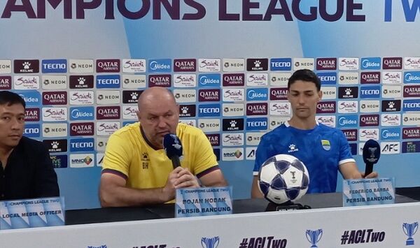 Pelatih Persib Bojan Hodak bersama Pemain Persib Federico Barba menggelar sesi wawancara jelang melawan Ratchaburi FC di AFC Champions League Two, di Stadion Gelora Bandung Lautan Api, Selasa (17/2/2026). Foto-foto : Taofik Achmad Hidayat/ Pojok Bandung.