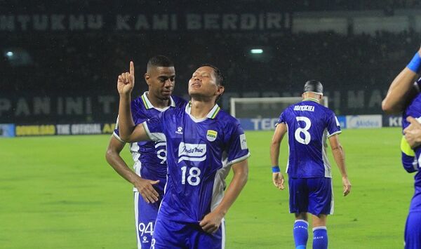 Gelandang Persib Bandung, Adam Alis bersama skuad merayakan gol. Foto : TAOFIK ACHMAD HIDAYAT/POJOK BANDUNG
