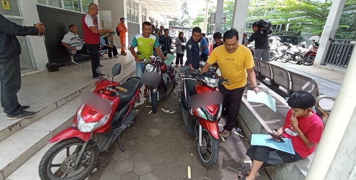 Sejumlah wajib pajak saat antre untuk kebutuhan pelayanan Samsat berupa cek fisik di kantor P3D wilayah Sumedang. Foto : For Radar Sumedang

