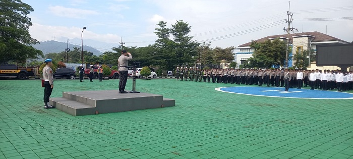 



Wakapolres Sumedang, Kompol Sungkowo saat memberikan arahan kepada petugas gabungan saat Apel Gelar Pasukan Ops Keselamatan Lodaya 2026 di Lapangan Mapolres Sumedang, Senin (2/2/2026). Foto : For Radar Sumedang 

