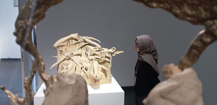 Pengunjung mengamati karya pada pameran Of The Unknown Creatures di Lawangwangi-ArtSociates Gallery Cafe, Kabupaten Bandung Barat, Senin (2/2/2026). Foto-Foto : Taofik Achmad Hidayat/Pojok Bandung.

