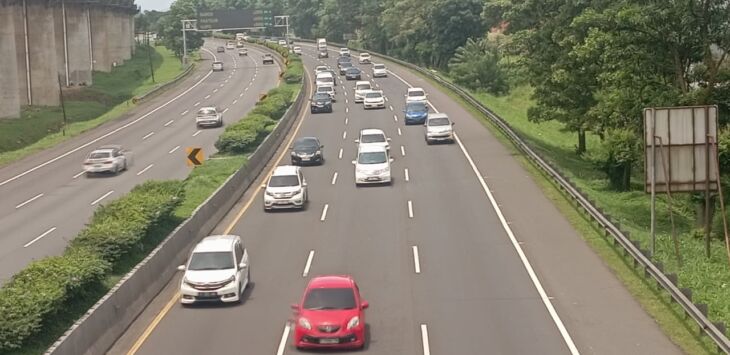 Kendaraan melintas di Tol Padaleunyi, Kota Cimahi, Selasa (24/3/2026). Foto-foto : Taofik Achmad Hidayat/Radar Bandung.
