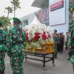 Pemberangkatan Jenazah Diiringi Tradisi Pecah Semangka, Prosesi Pemakaman Michael Bambang Hartono Diikuti Ribuan Pelayat
