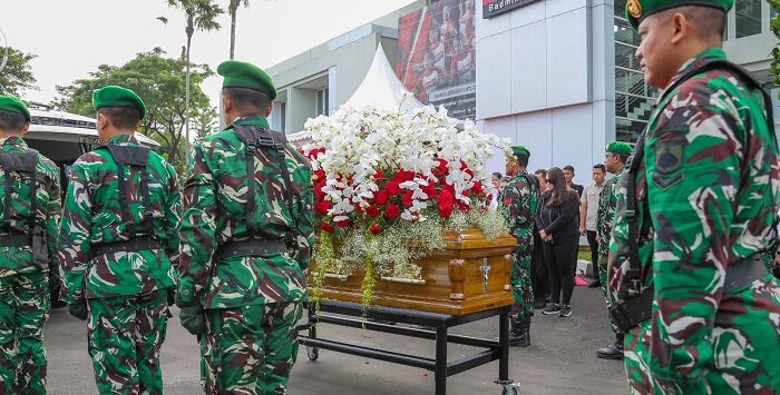 Penghormatan terakhir untuk mendiang Michael Bambang Hartono, Chairman PT Djarum, sebelum dikebumikan di Rembang.  Foto : Galih Erlambang W/Radar Kudus 