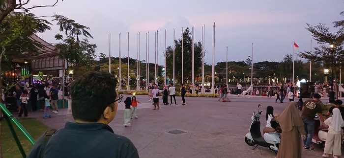 Sejumlah pengunjung menikmati suasana senja di Kiara Artha Park, Kota Bandung, Senin (23/3/2026). Taman ruang terbuka tetap menjadi magnet utama warga untuk melepas penat di awal pekan berkat fasilitasnya yang lengkap dan estetik. Foto : Diwan Sapta Nurmawan/Pojok Bandung

