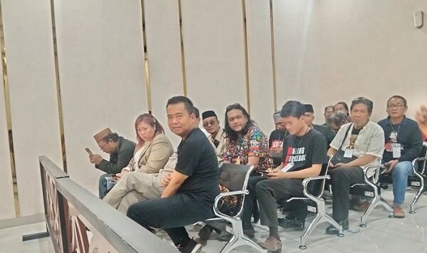 Ketua BEM UGM Tiyo, Putri Bungsu Gusdur Inayah Wahid hingga Cak Soleh mengikuti sidang aktifis Pati di Ruang Cakra PN setempat pada Kamis (5/3/2026). Foto: ANDRE FAIDHIL FALAH/RADAR KUDUS


