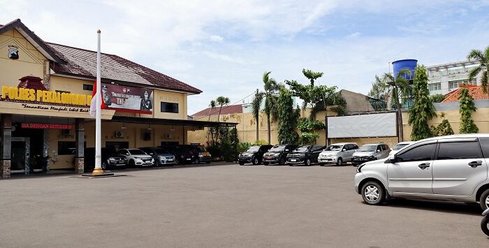 Sejumlah kendaraan dinas maupun pribadi diduga milik pejabat Pemda Pekalongan terparkir di halaman Mapolres Pekalongan Kota, Selasa (3/3/2026). Foto : Lutfi Hanafi/Jawa Pos Metro Pekalongan



