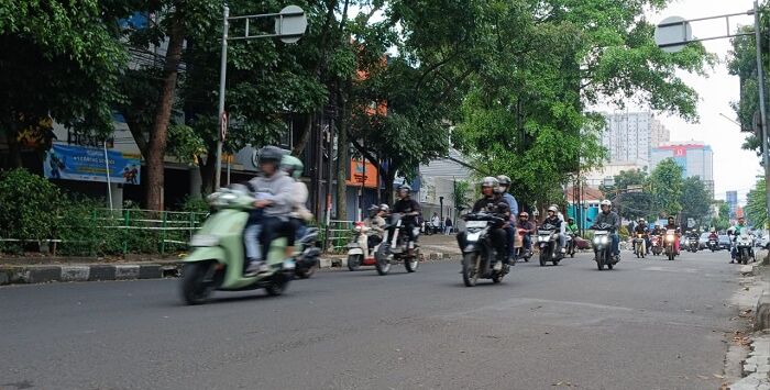 
Sejumlah pengendara sepeda motor melintas di salah satu ruas jalan protokol Kota Bandung. Selain persoalan kemacetan, warga kini mulai mengeluhkan kondisi keamanan malam hari, minimnya penerangan jalan umum, serta infrastruktur jalan yang rusak di beberapa titik yang dinilai mengancam keselamatan para pengguna jalan.Foto : Diwan Sapta Nurmawan/Pojok Bandung.
