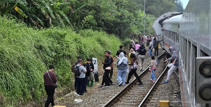 Kereta Api 161 Bangunkarta relasi Jombang-Pasarsenen anjlok di Emplasemen Bumiayu pada Senin (6/4/2026). Foto : Dok. X/@@oysteinvolcano