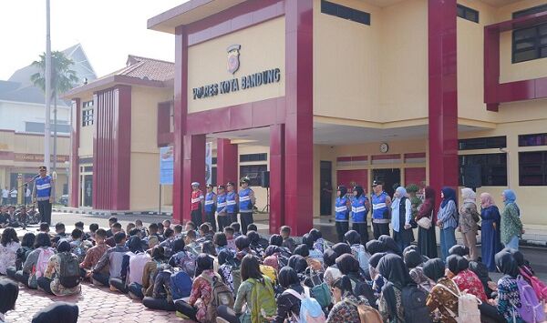 Ratusan peserta  mengikuti rekrutmen anggota Polri. Foto : Agung Eko Sutrisno / Pojok Bandung.
 

