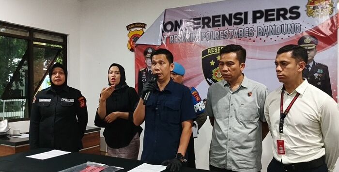 Konferensi pers Satreskrim Polrestabes Bandung mengungkap penetapan enam tersangka kasus pengeroyokan pelajar yang menewaskan siswa SMAN 5 Bandung. Polisi memaparkan perkembangan penyidikan dan barang bukti, Selasa (21/4/2026). Foto : Diwan Sapta Nurmawan/Pojok Bandung