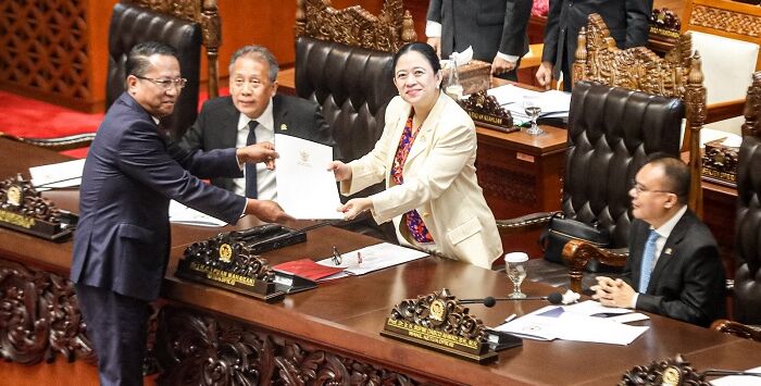 Menteri Hukum Supratman Andi Agtas (kiri) menyerahkan berkas pandangan pemerintah RUU PPRT kepada Ketua DPR RI Puan Maharani (kedua kanan) pada rapat paripurna ke-17 masa persidangan IV tahun sidang 2025-2026 Kompleks Parlemen, Senayan, Jakarta, Selasa (21/4/2026). Dalam paripurna tersebut Dewan Perwakilan Rakyat (DPR) resmi mengesahkan Rancangan Undang Undang (RUU) Perlindungan Pekerja Rumah Tangga (PPRT) menjadi undang-undang. FOTO: SALMAN TOYIBI/JAWA POS