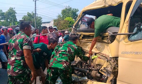 Truk boks bernopol AE 9588 NK yang dikemudikan Kendista Nur Yusuf Putra 21 warga Magetan, Jawa Timur ringsek usai menabrak bus Sumber Selamat bernopol W 7202 UP mengalami gangguan mesin sejak pagi Selasa (7/4/2026). Foto : Loditya Fernandes/Jawa Pos Radar Madiun

