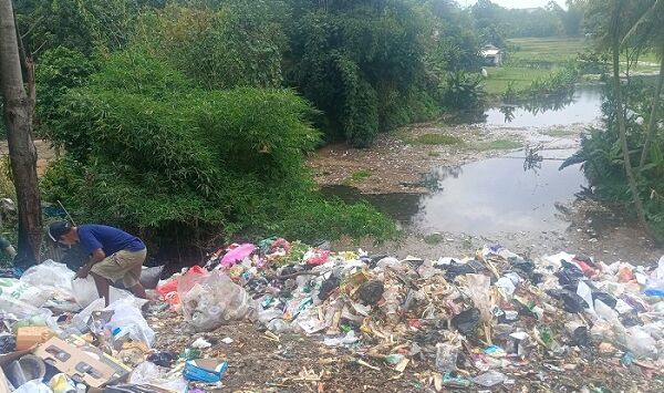 
Kondisi bantaran Waduk Saguling di Kecamatan Cililin, Kabupaten Bandung Barat yang dipenuhi sampah liar. Foto: Hendra Hidayat/Pojok Bandung

