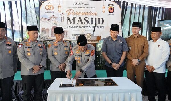 



Kapolda Jawa Barat Irjen Pol. Rudi Setiawan, menandatangani prasasti saat meresmikan Masjid An Nur Tantya Sudhirajati di Desa Cibitung, Kecamatan Buahdua, Selasa (19/5/2026). Foto : For Radar Sumedang/ Pojok Bandung

