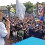 Ribuan Bobotoh Padati Rumah H. Umuh Muchtar, Rayakan Hattrick Juara Persib Bandung dengan ‘Ngagogo’ Ikan