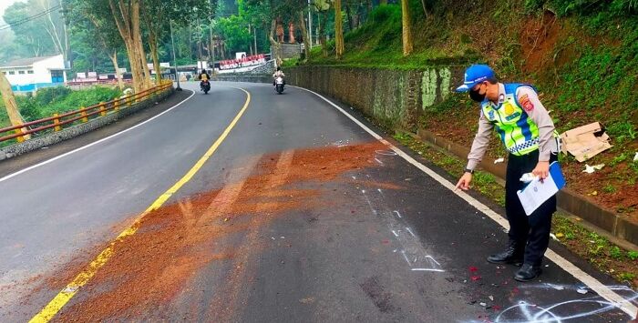 



Polisi menunjukkan lokasi kecelakaan maut di kawasan Cadas Pangeran, tepatnya di Dusun Jelekong, Desa Cigendel, Kecamatan Pamulihan, Senin (4/5/2026). Akibat kecelakaan ini seorang pemotor tewas di lokasi kejadian. Foto : For Radar Sumedang/Pojok Bandung

