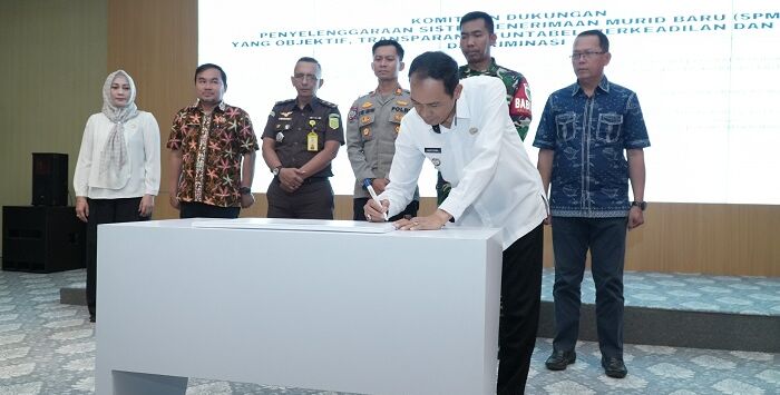 Wali Kota Cimahi, Ngatiyana saat melaksanakan penandatanganan Kick-off SPMB tahun ajaran 2026/2027 pada Selasa (5/5/2026). Foto Humas Cimahi


