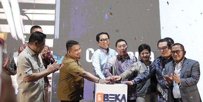 


Wakil  Menteri Perindustrian Republik Indonesia, Faisol Riza dan Bupati Subang Reynaldy tekan tombol sirine.Foto : M.Anwar/Pojok bandung



