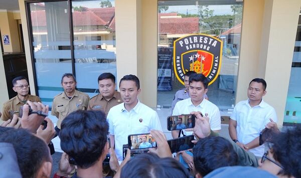 Kasatreskrim Polresta Bandung, Kompol Luthfi Olot Gigantara menjelaskan mengenai kasus limbah, , Senin (18/5/2026). Foto : Agung Eko Sutrisno / Pojok Bandung


