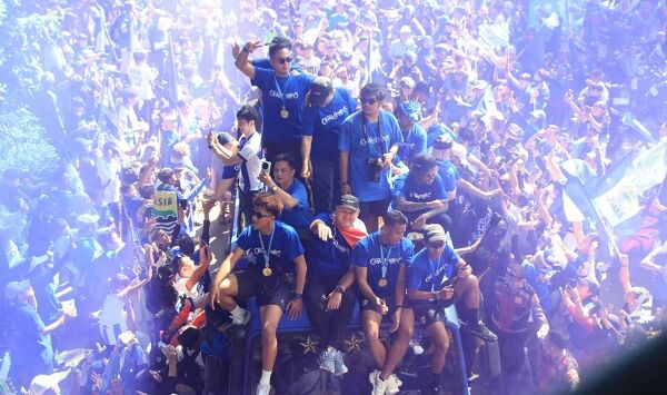 Skuad Persib Bandung saat konvoi perayaan juara hattrick, Minggu (24/5/2026). Perayaan kemenangan Persib Bandung membuat DLH Kota Bandung harus menambah personel dan bekerja sejak dini hari demi membersihkan tumpukan sampah di pusat kota. Foto : Taofik Achmad Hidayat/Pojok Bandung

