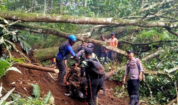 


BPBD bersama TNI, Polri, dan warga gotong royong membersihkan material longsor yang menutup akses jalur Bukanagara di Cisalak Subang, Minggu (3/5/2026). Foto : M.Anwar/Pojok Bandung


