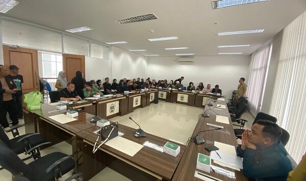 Ratusan korban dugaan penipuan proyek perumahan Emeralda Resort di Desa Jayamekar, Kecamatan Padalarang, Kabupaten Bandung Barat (KBB) mendatangi kantor DPRD KBB, Selasa (5/5/2026). Foto : Hendra Hidayat/Pojok Bandung



